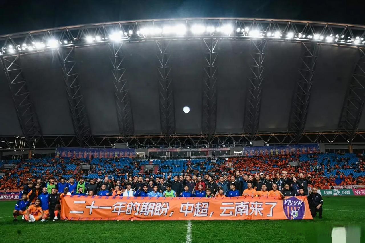 大发娱乐-顶级足球赛事持续升温,球队冲击冠军称号(足球队夺冠)